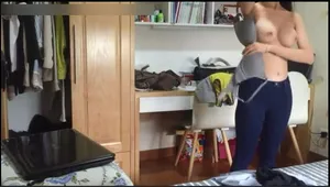 娇小巨乳妹换衣服去上学